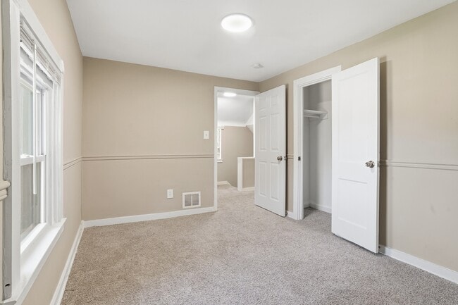 Building Photo - 624 Elm Dr