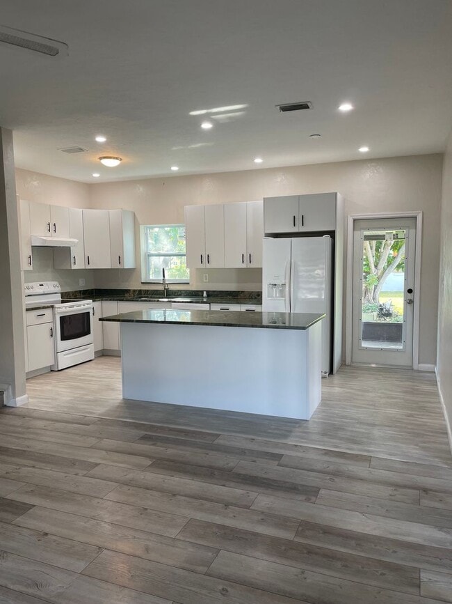 Building Photo - Convenient Port Charlotte Location!