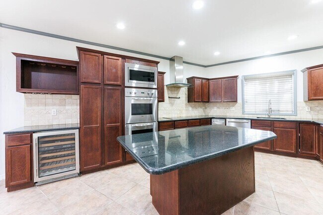 Building Photo - 5811 11th Pl