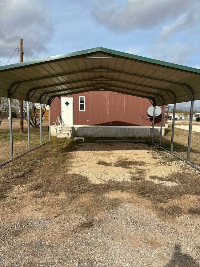 Building Photo - 3/2 double wide in Tye!