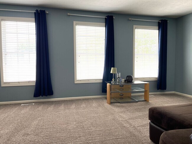 Building Photo - Move-in special. Beautiful 4 bed 2.5 bath 3000+sq ft