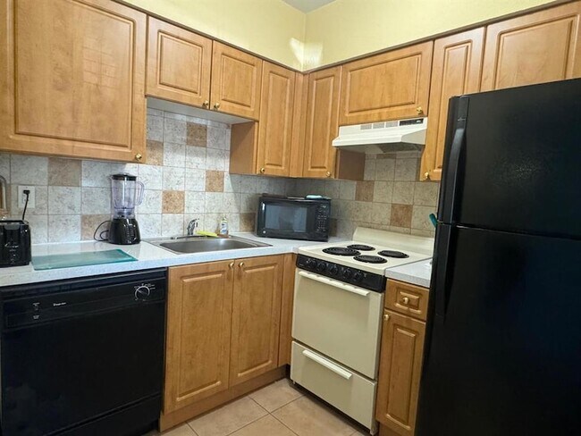 Building Photo - 2607 NE 8th Ave