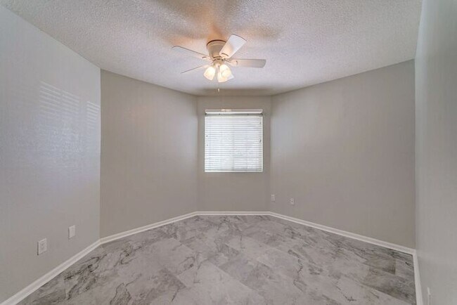 Building Photo - MOVE IN SPECIALS 2 weeks FREE - Townhouse with 2 Bedrooms 2 Bath!