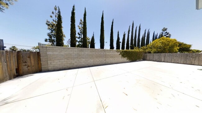 Building Photo - Large Property w/ 2 Kitchens!! (Lease out,...