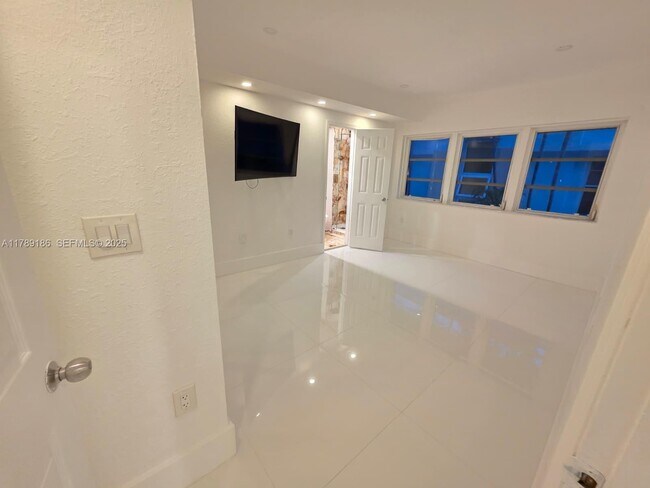 Building Photo - 760 Euclid Ave