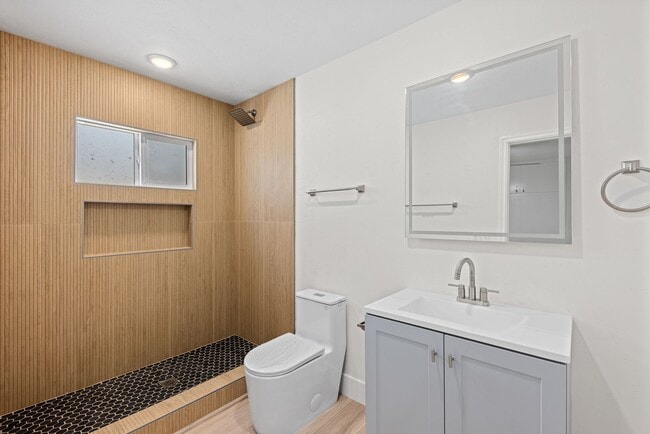 Building Photo - Welcome to your new home in the vibrant Ba...