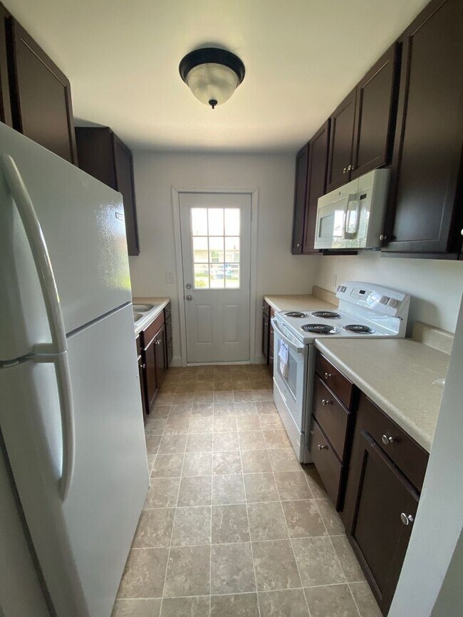 Building Photo - Efficient 2 Bed/1 Bath Duplex Unit in Springfield w/Easy Access to Tyndall AFB! **SPECIAL: 1/2 Of...