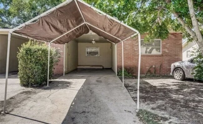 Building Photo - Charming 2/2 Duplex in West Bradenton with Private Yard and Carport