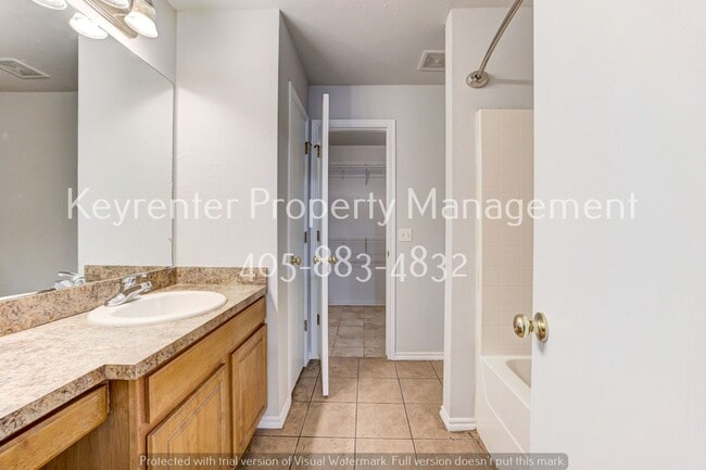 Building Photo - Cute 3BD/2BTH Duplex in Central East Norman!