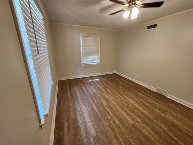 Building Photo - Compeltely Remodeled 3 Bedroom 3 Bathroom