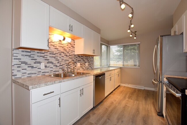 Kitchen - 1801 Crestmore Pl