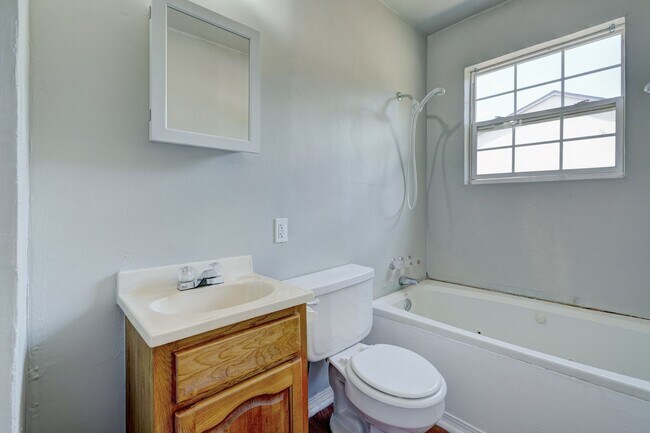 Building Photo - 3 bed 2 bath home in Newalla