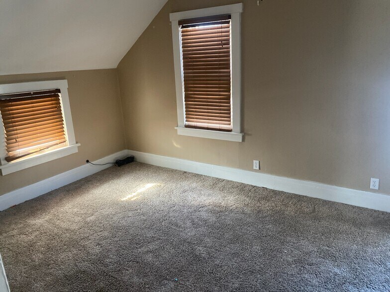 Living room - 4821 Harlem Rd