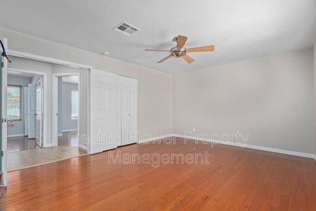 Building Photo - 5217 E Sheena Dr