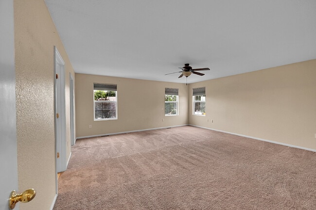 Building Photo - $2,550 - 3 Bed, 2 Bath End Unit Townhome w...