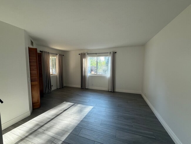 Building Photo - Large 2-story 4 bed, 3 bath on huge lot