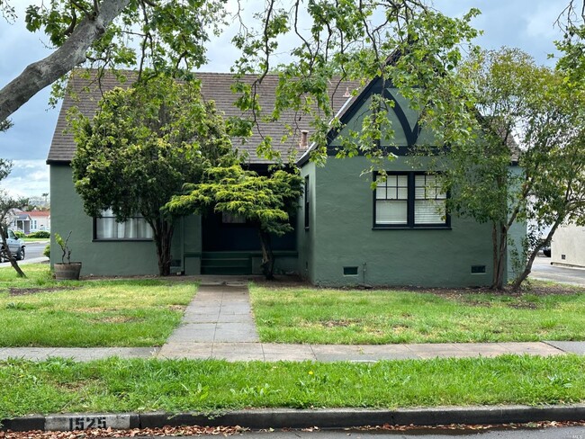Building Photo - 1525 Illinois St