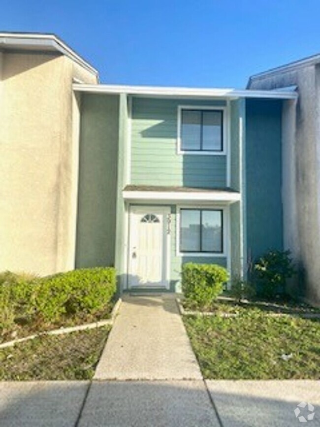 Building Photo - Very cute 2 bedroom 1 1/2 bath town-home c...