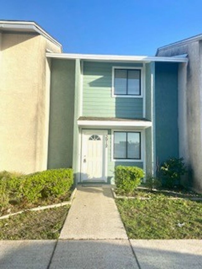 Primary Photo - Very cute 2 bedroom 1 1/2 bath town-home c...