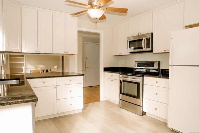 Building Photo - 15 Great Oak Ln