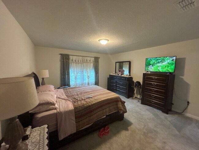 Building Photo - Beautiful and spacious 5/3 Kissimmee