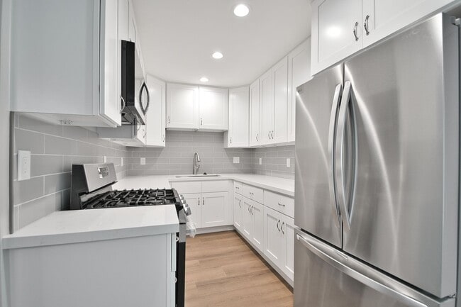 Building Photo - 221 39th St