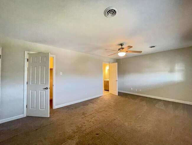 Building Photo - 223 Raintree Ln