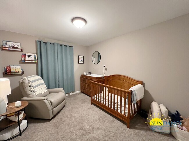 Building Photo - Charming Large 4-Bedroom Home in Crestview!