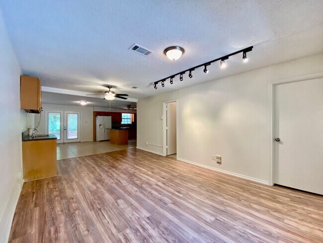 Building Photo - 3 bedroom, 2.5 Bath in Forest Oaks (Near Forest Hills)