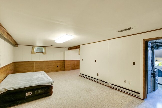 Building Photo - 3 Bedroom Home Located Near Shopping, Dini...