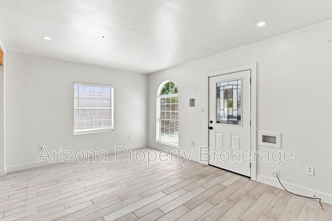 Building Photo - 1128 E Almeria Rd