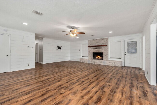 Building Photo - Extensively renovated 4bed,2bath farmhouse on 17 acres!!