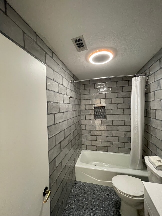 Building Photo - 10 Riviera Ct