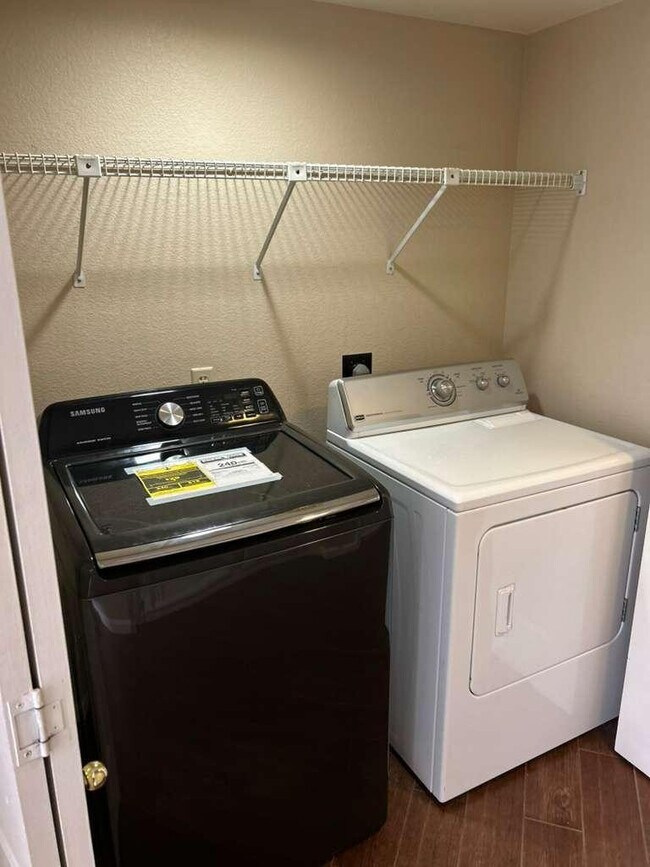 Building Photo - 15822 N 5th Ave