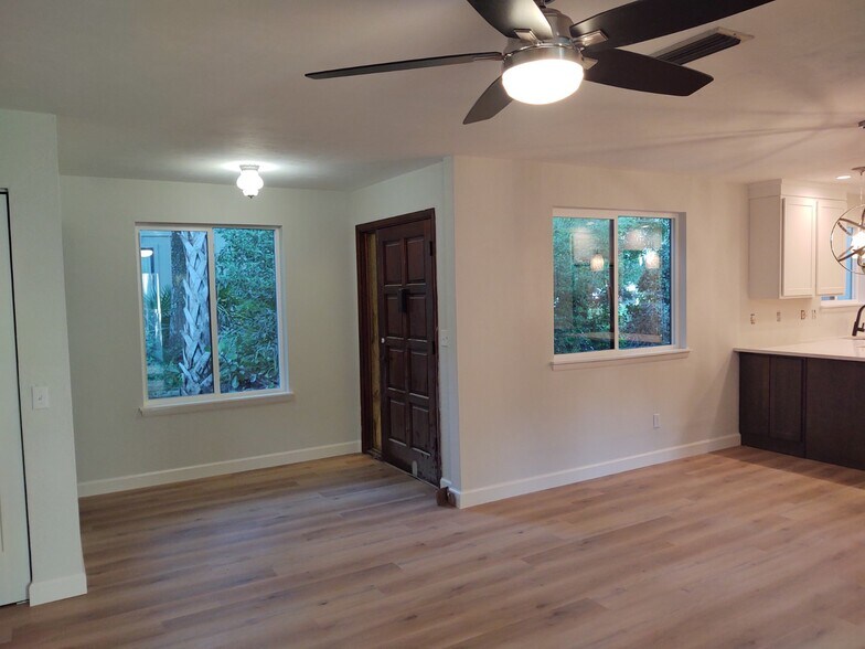 Building Photo - 219 Pine Cone Trl