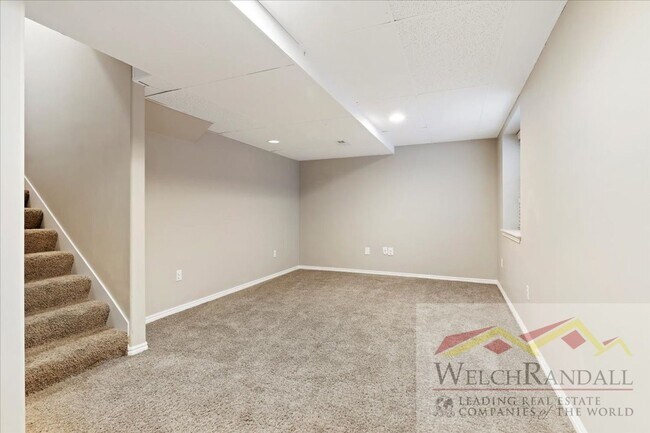 Building Photo - Stunning 5-Bedroom Home in Sandy – Move-In Ready