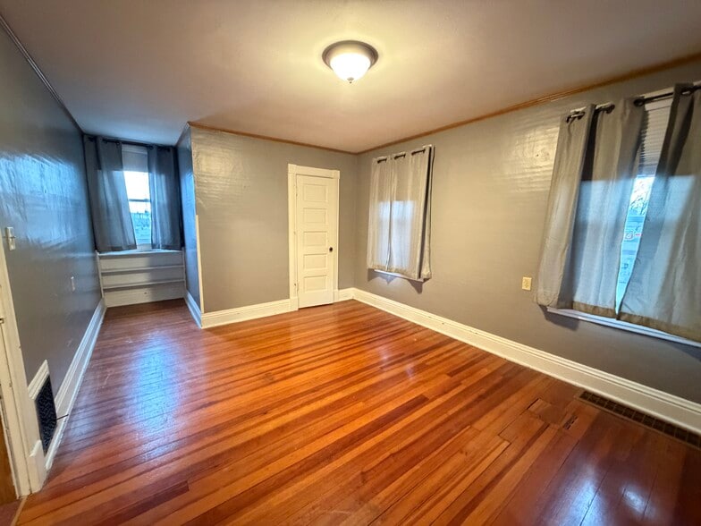 Building Photo - 102 1st St