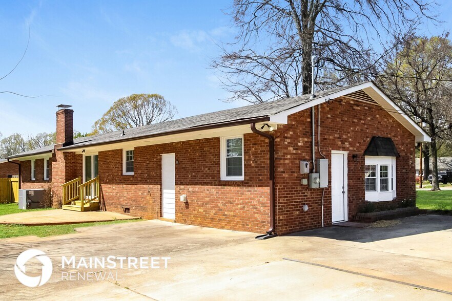 Building Photo - 2628 White Oak Dr
