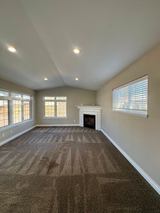 Building Photo - Charming 3 bedroom/2 bath close to UCCS