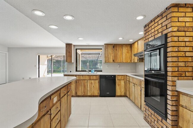 Building Photo - 10206 Lakeview Dr