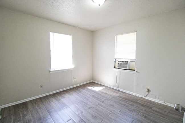 Building Photo - 2915 Christian Dr