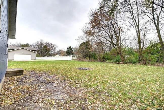 Building Photo - Quaint 2 bedroom just renovated perfect access to all of Xenia