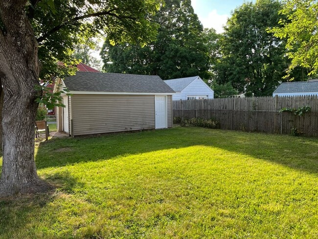 Building Photo - Fully Remodeled Cape Style Home in Manchester, CT