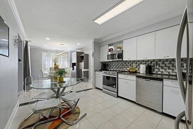 Building Photo - 10 Fourwood Ct