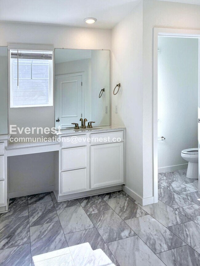 Building Photo - 740 Columbia St