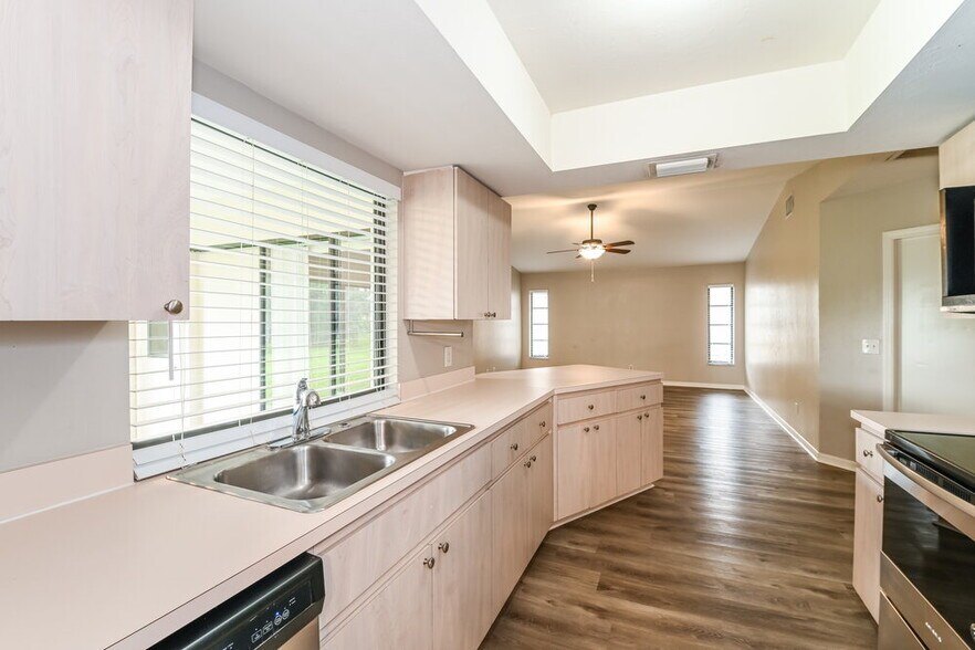 Building Photo - 2529 SW 15th Pl