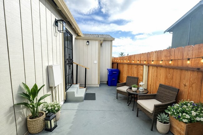 Building Photo - Ready For Move in~ 2BEDS/1BATH HOUSE FOR RENT W/Laundry Hook-Ups!