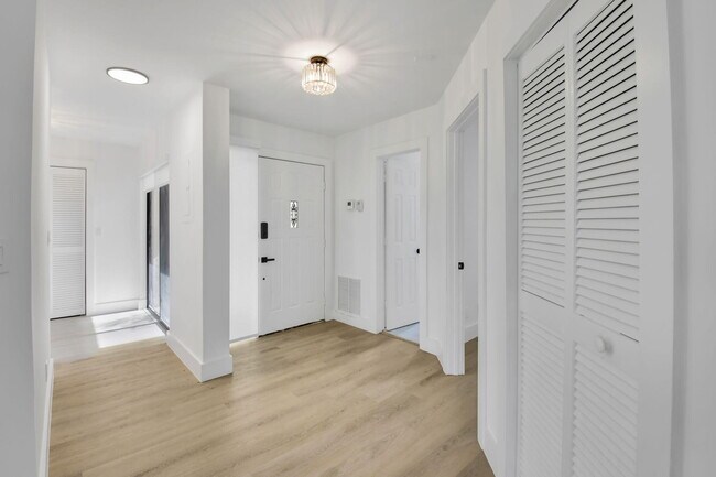 Building Photo - 7884 Seville Pl