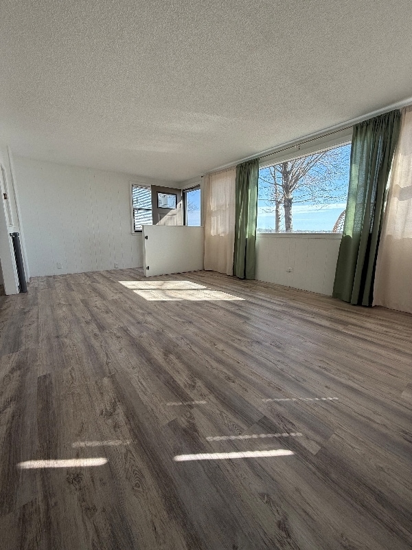 Building Photo - 1400 Woodlawn Beach