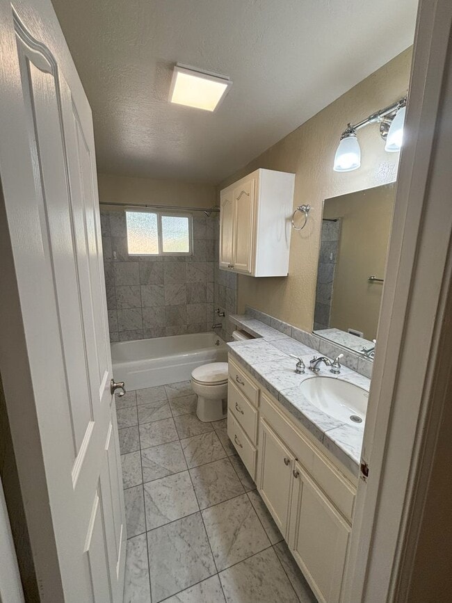 Building Photo - Stunning home in fabulous location!  They ...
